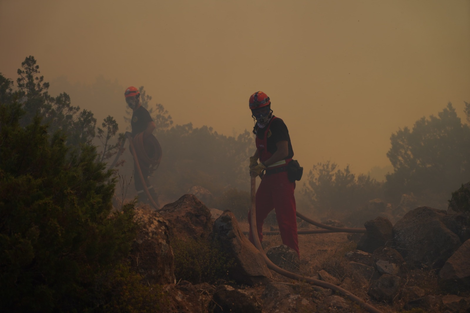 Çeşme’de yangınla mücadele 2. gününde devam ediyor